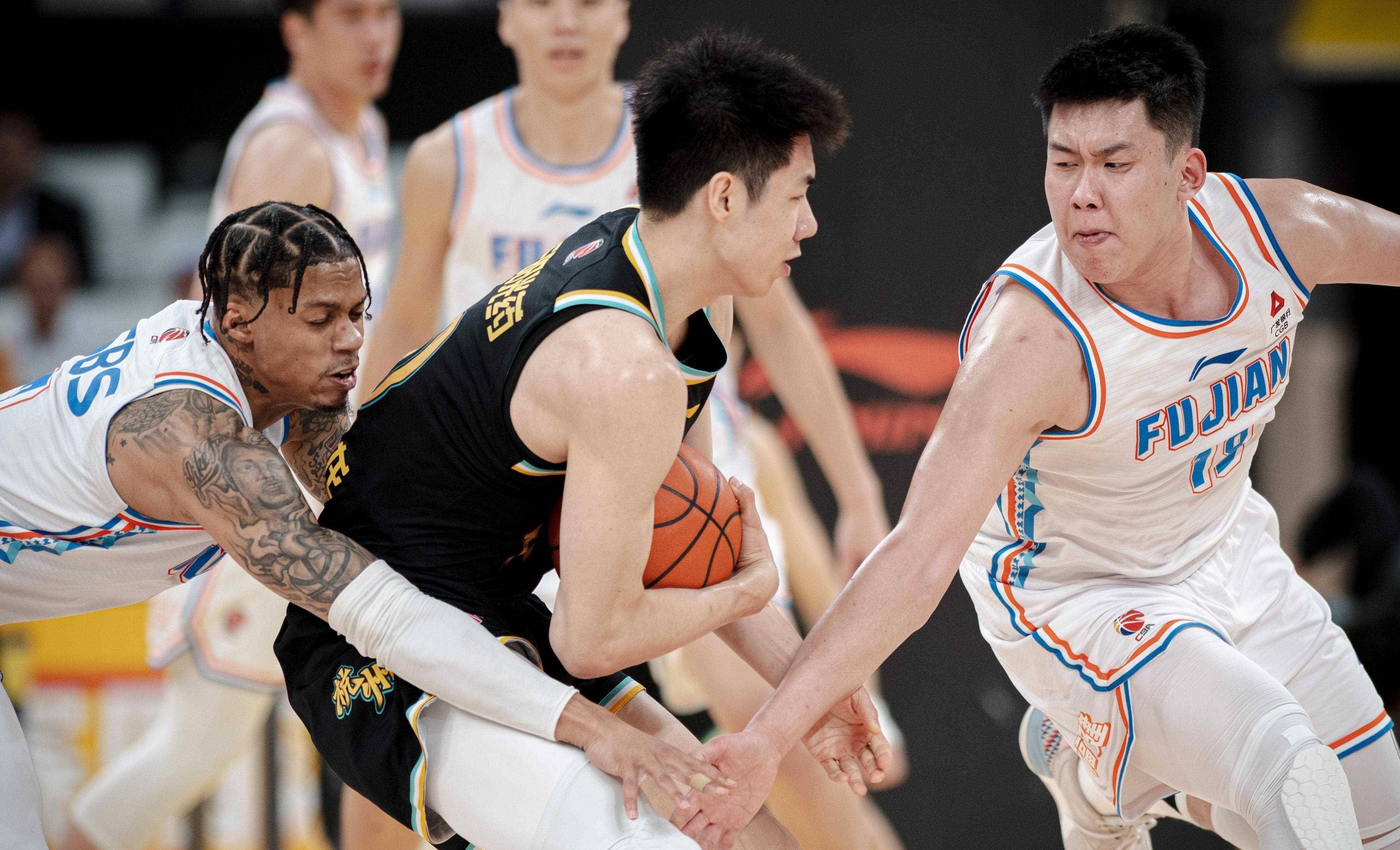 广厦男篮训练开放日，国际比赛日回应争议引欢呼，NBA季后赛在即，控场能力受关注的简单介绍