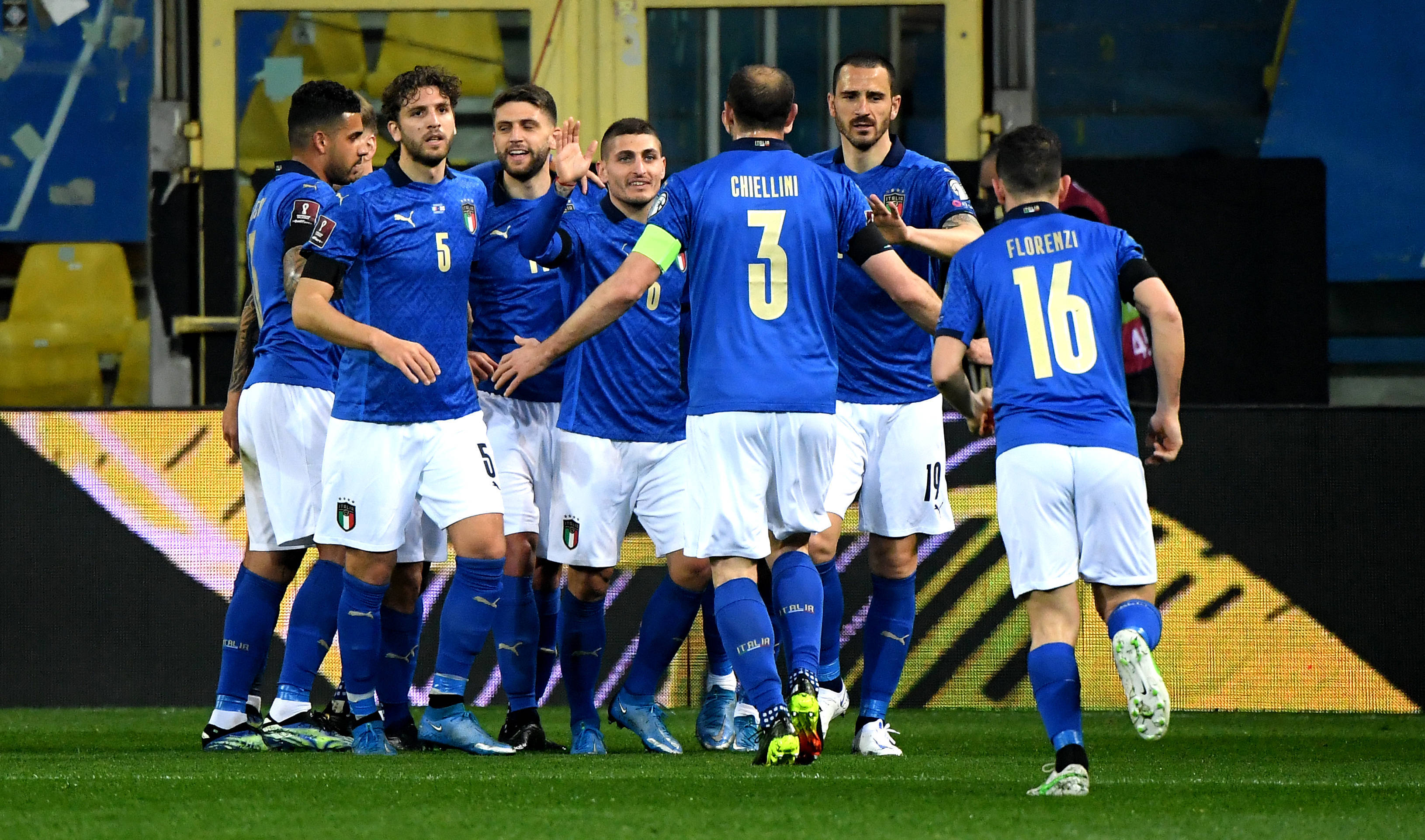 包含国际比赛日突围战来临；塞维利亚围绕欧冠扳平良机；球迷炸锅；控场能力受关注的词条