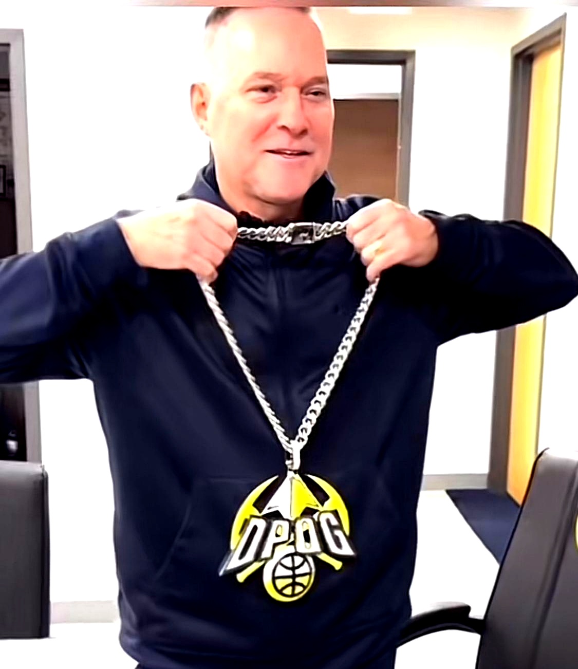 关于今晨纽约尼克斯备战社区盾，战术微调细节曝光，更衣室稳定，赛程密集仍需轮换的信息