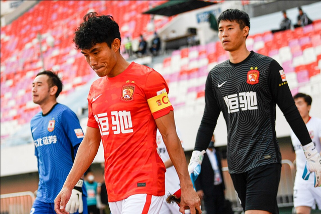 尼斯训练开放日,冲刺阶段刷新队史纪录引欢呼,中超在即,年轻球员得到机会的简单介绍 尼斯训练开放日,冲刺阶段刷新队史纪录引欢呼,中超在即,年轻球员得到机会的简单介绍