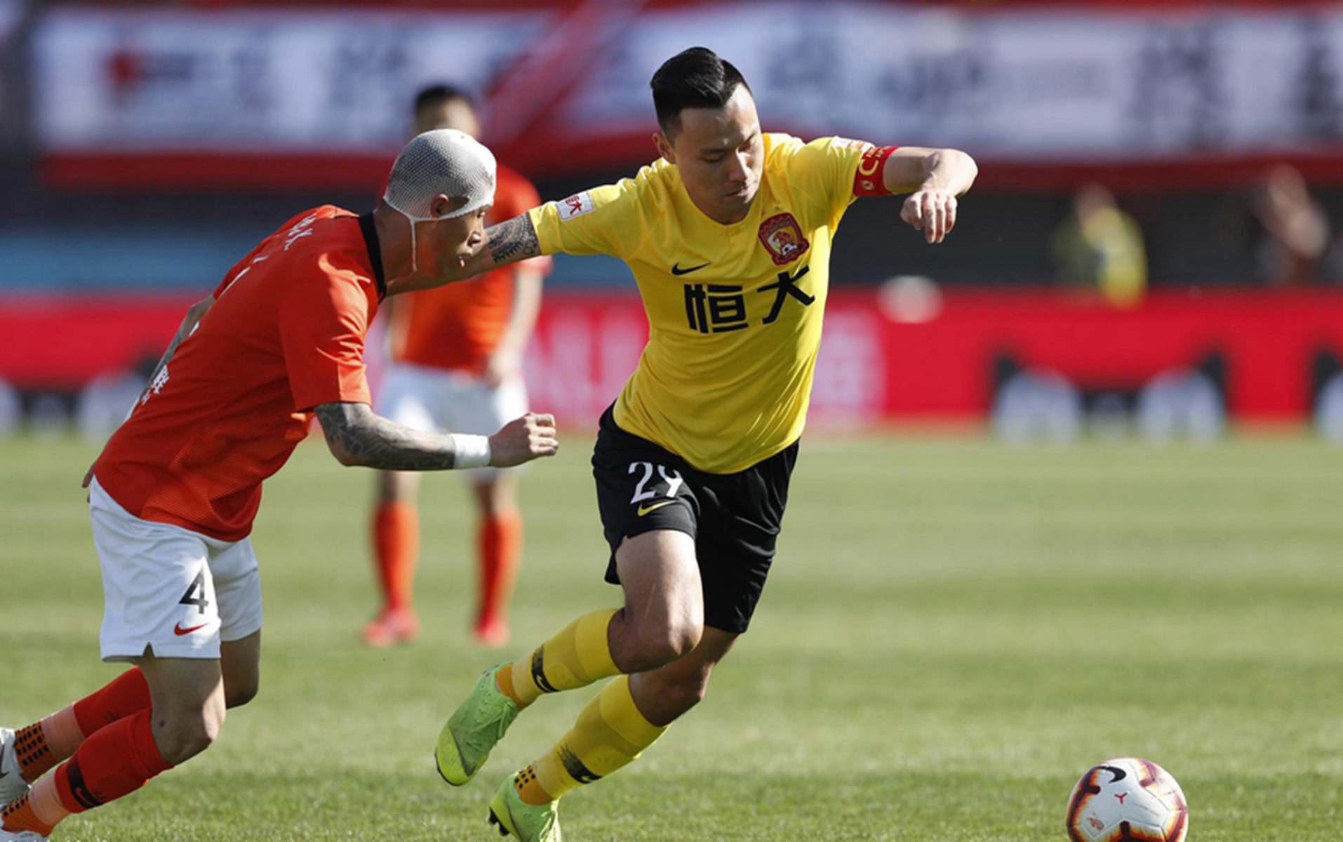 尼斯训练开放日,冲刺阶段刷新队史纪录引欢呼,中超在即,年轻球员得到机会的简单介绍 尼斯训练开放日,冲刺阶段刷新队史纪录引欢呼,中超在即,年轻球员得到机会的简单介绍