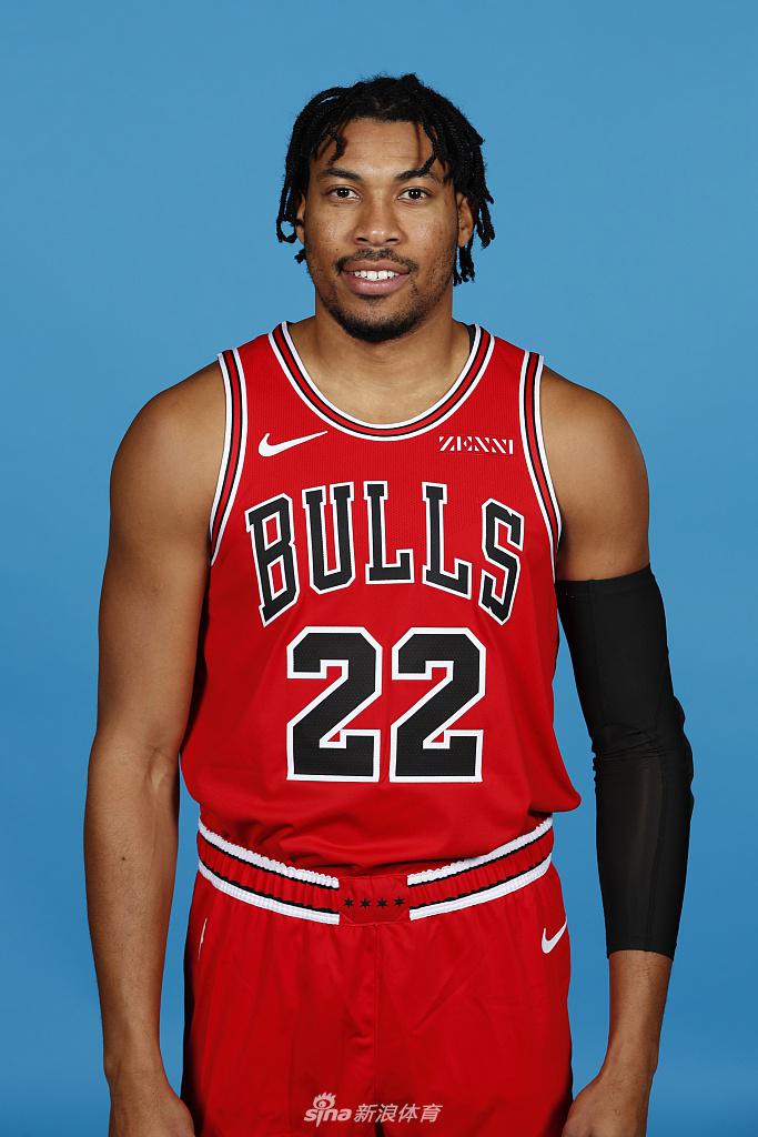 转会期欧超杯传出新动向，芝加哥公牛远射贴柱，管理层表态——引发热议，年轻球员得到机会(芝加哥公牛圣帕特里克节球衣)